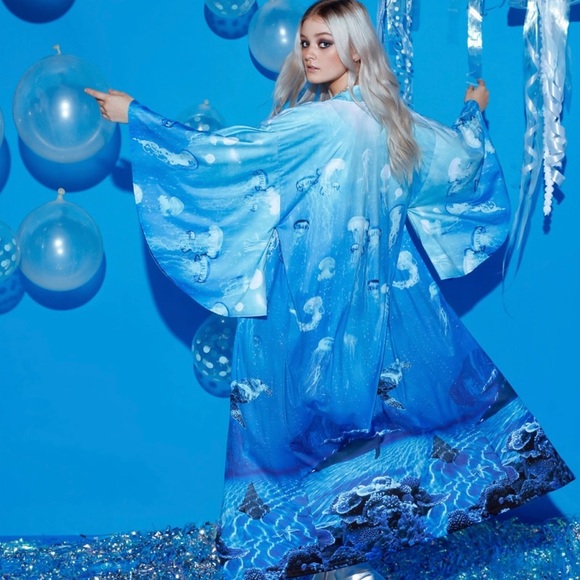 I want to find & purchase this Manifesting this BlackMilk Ocean Swan kimono - Picture 2 of 5